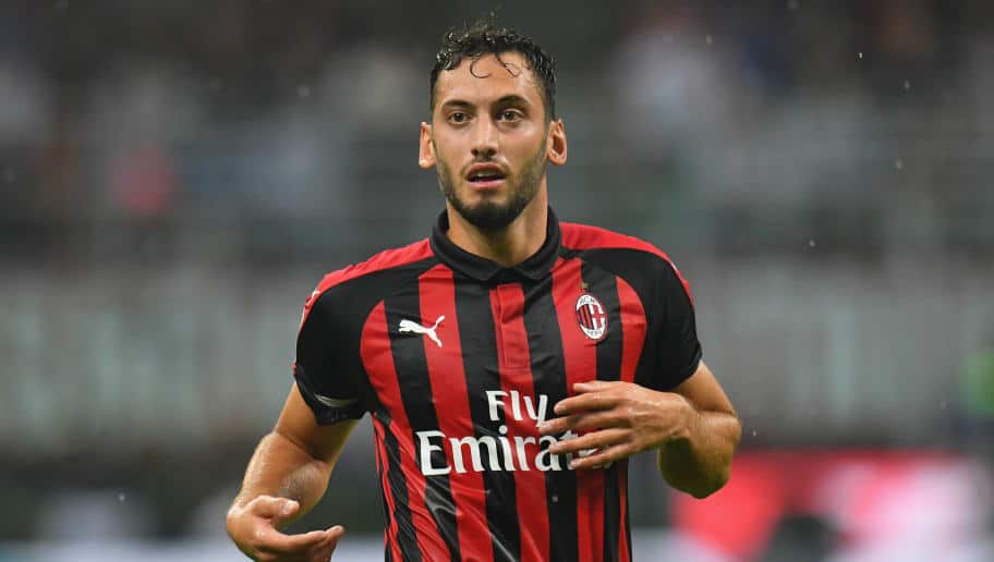 Ufficiale, addio Milan e tradimento: Calhanoglu firma con l’Inter