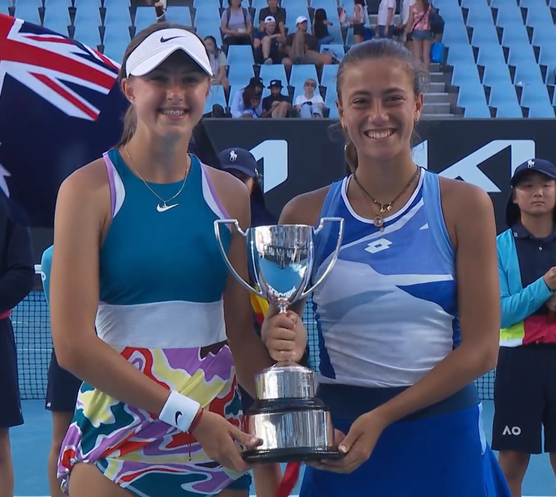 Australian Open: Djokovic-Tsitsipas e Rybakina-Sabalenka le finali. Urgesi tinge d’azzurro il cielo australiano