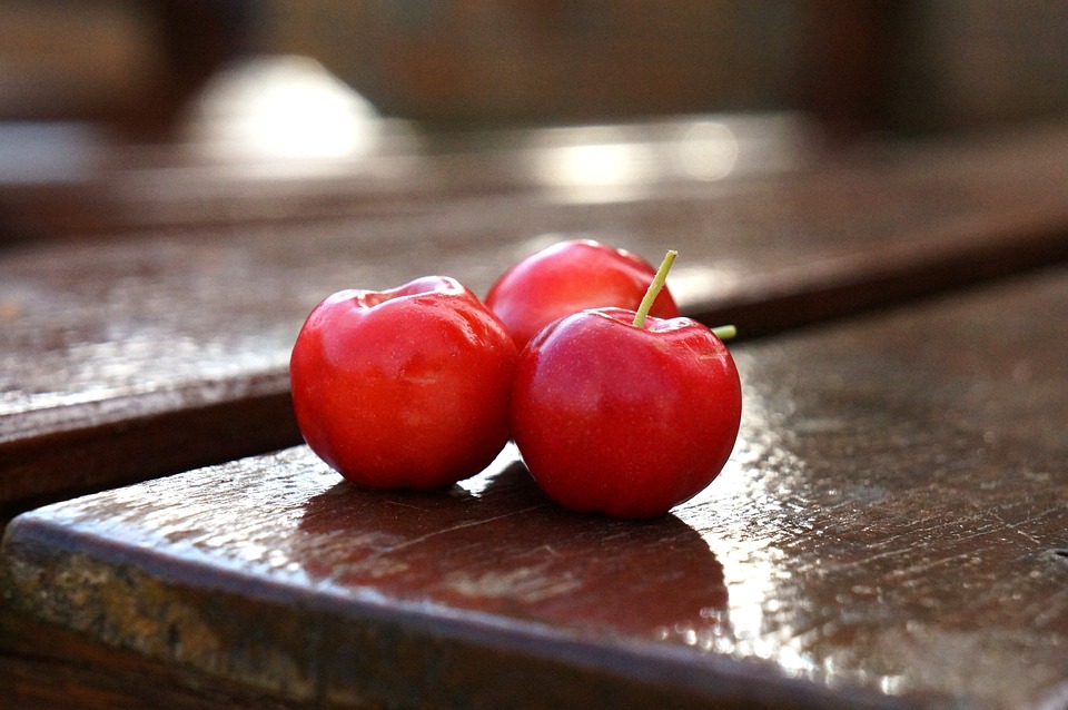 Acerola integratore: cos’è, proprietà, benefici, controindicazioni e come scegliere il migliore