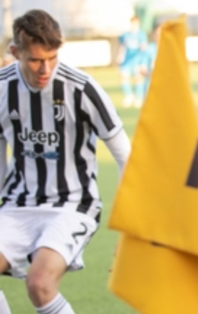 Nicolò Savona, terzino destro classe 2003 della Juventus, convocato per la prima volta nell'Under 23
Immaigne presa da Wikimedia al seguente indirizzo:
https://upload.wikimedia.org/wikipedia/commons/6/67/Nicol%C3%B2_Savona.jpg